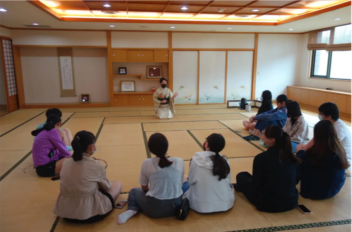 設有日本和室、茶室、枯山水造景，提供學生模擬情境，幫助學生學習日本文化。