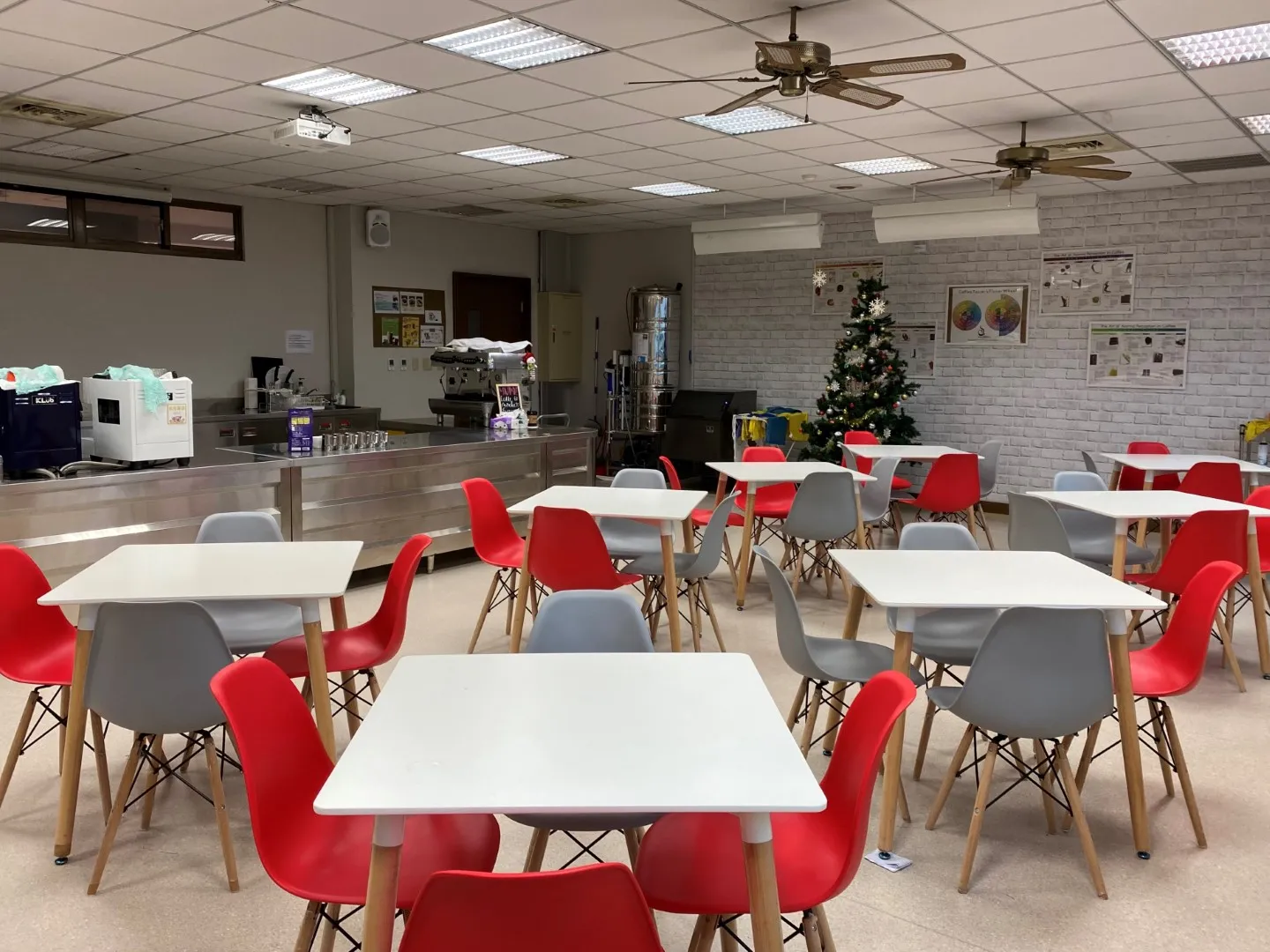 透過結合國際餐酒和烈酒管理、宴會和餐飲運作、吧檯與飲料管理以及咖啡調製等課程，學生學習營運及管理的技巧與實務經驗。
