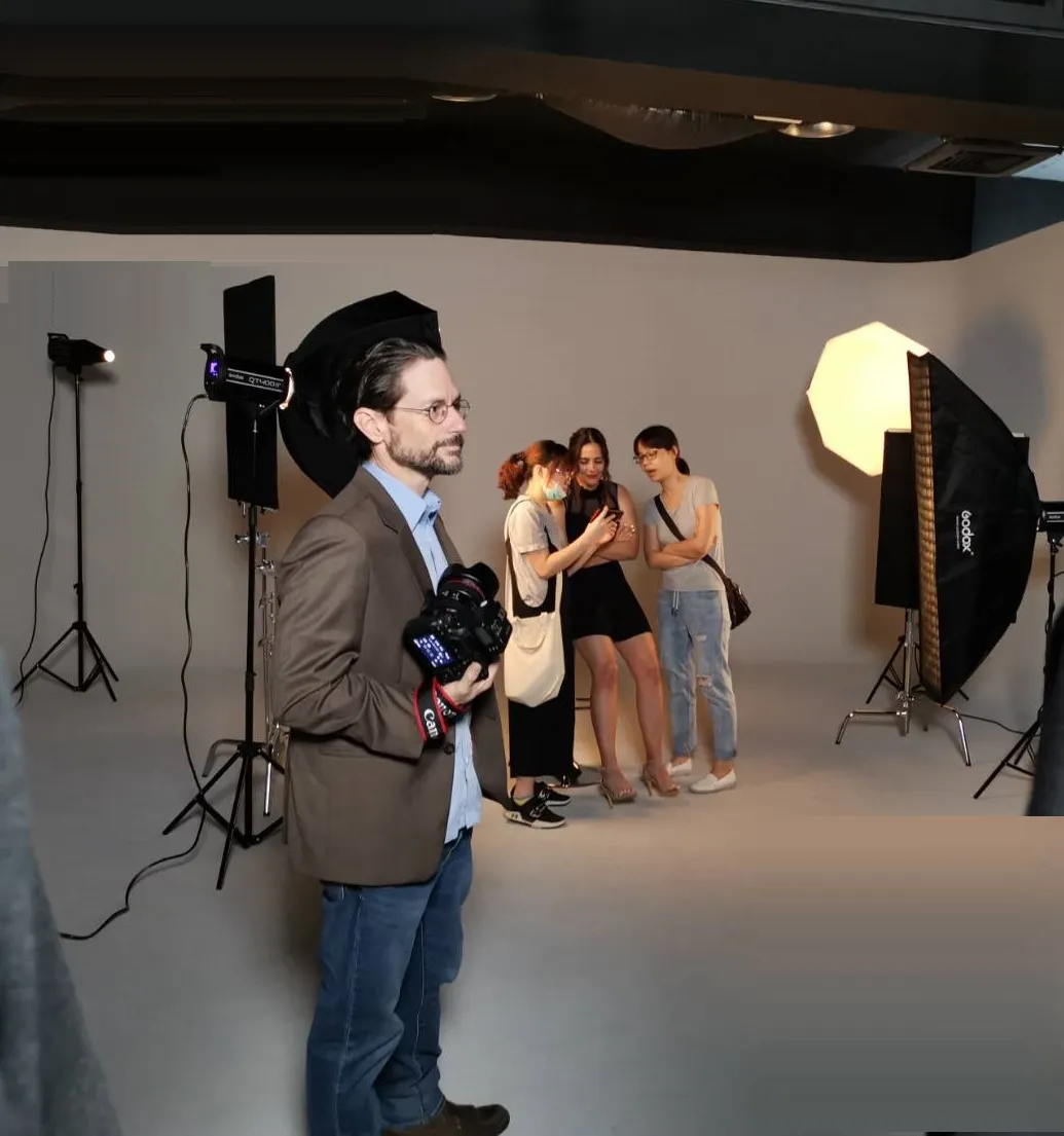 This professional studio provides comprehensive facilities for photography and film production courses, with additional access for students’ independent project work.